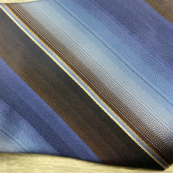 Van Heusen 100% Silk Blue Brown Diagonal Striped Stain Resistant Mens 60” Tie - Picture 3 of 5